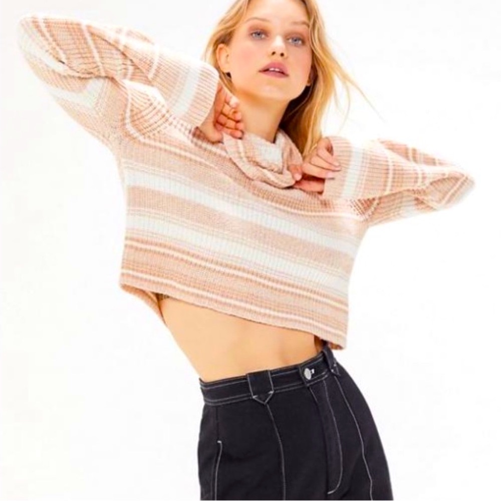 Urban Outfitters cropped turtleneck sweater - Picture 3 of 11